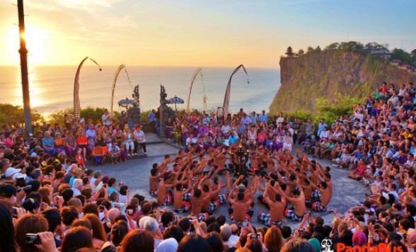 【バリ島】ウルワツ寺院の絶景サンセットとケチャックダンス観賞＆選べる夕食(シーフードBBQ・ロブスター)