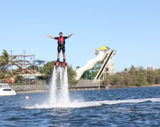 水圧で空を飛べる！フライボード体験 by GOLD COAST WATER SPORTS