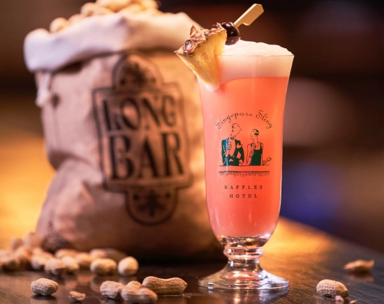 シンガポールスリング発祥の地！名門ラッフルズホテルのロングバー（Long Bar）1ドリンク + ピーナッツ＜ドリンククーポン＞