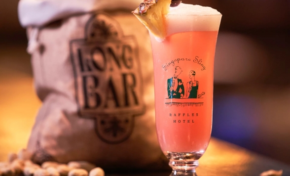 シンガポールスリング発祥の地！名門ラッフルズホテルのロングバー（Long Bar）1ドリンク + ピーナッツ＜ドリンククーポン＞