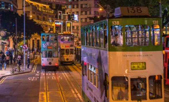 ビクトリアピークからの100万ドルの夜景観賞とビクトリア湾の壮大な夜景鑑賞ツアーと香港名物のオープントップバス・ナイトドライブ＜日本語ガイド/軽食付き/選べる解散場所（女人街でも解散できる！）＞